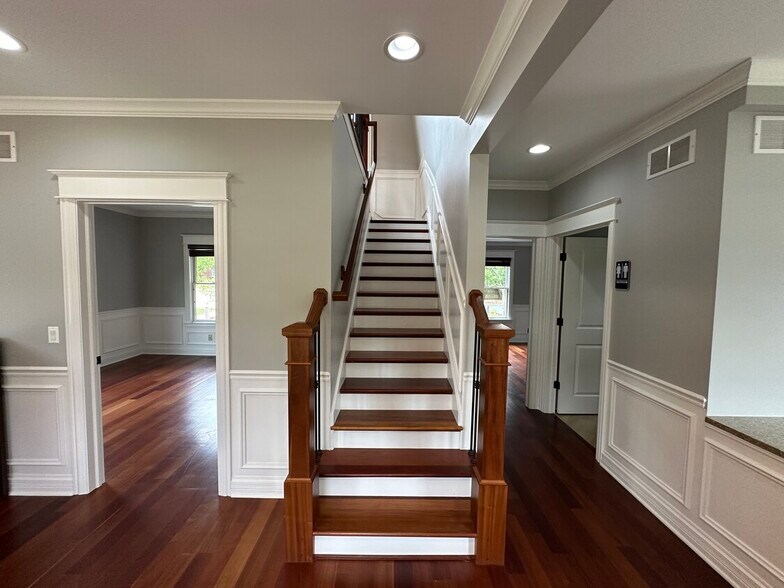 More Photos Of 501 W Main St, West Dundee Storefront Retail Office For Lease