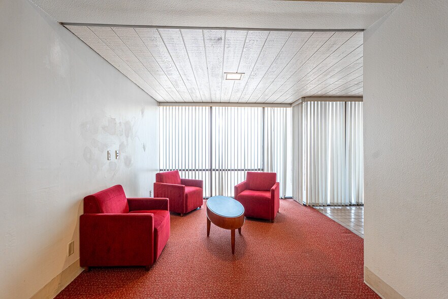 More Photos Of 2495 Lakeshore Dr, Lake Elsinore Bank For Sale