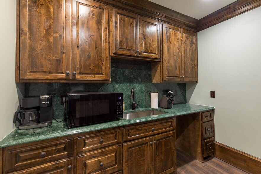 More Photos Of 636 W Tarrant Rd, Grand Prairie General Retail For Sale