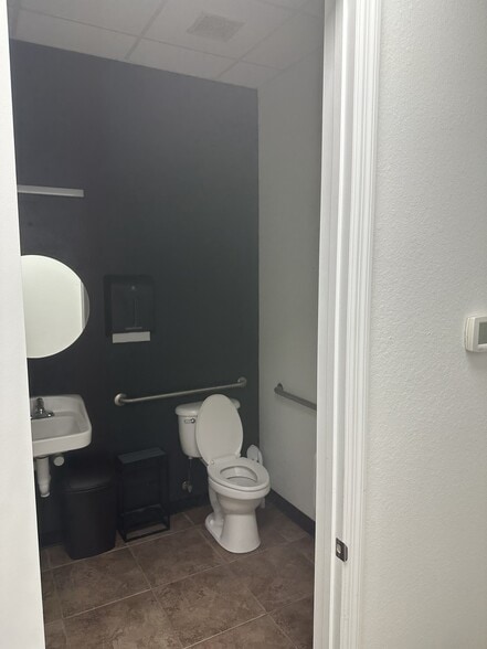 More Photos Of 136 N Orchard St, Ormond Beach General Retail For Lease