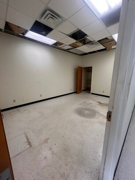 More Photos Of 1426 Paramount Dr, Huntsville Restaurant For Lease