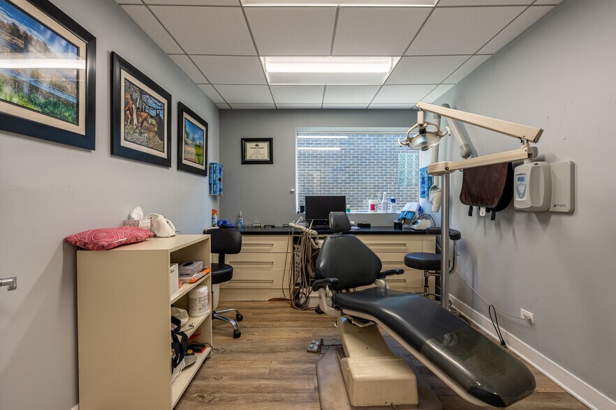 More Photos Of 912 Busse Hwy, Park Ridge Office For Lease