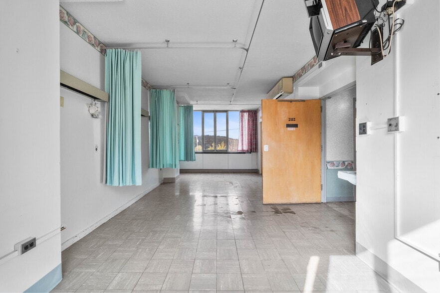 More Photos Of 94 Hospital St, Ridgway Specialty For Sale
