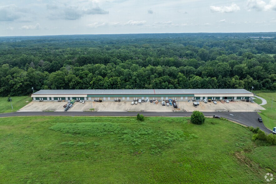 More Photos Of 644 Church Rd, Madison Warehouse For Lease
