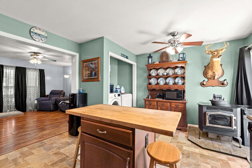 More Photos Of 25 Beacon St, Amesbury Showroom For Sale