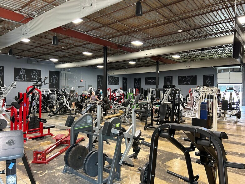 More Photos Of 251-253 Chesterfield Industrial Blvd, Chesterfield Warehouse For Sale
