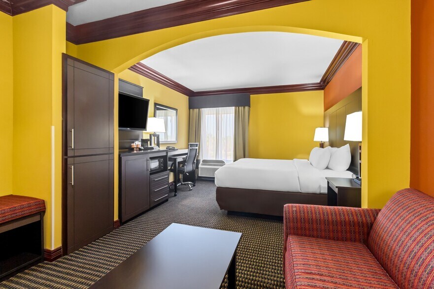 More Photos Of 296 Abner Jackson Pky, Lake Jackson Hotel For Sale
