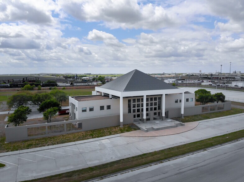 More Photos Of 1024 Texas Yes Blvd, Robstown Office For Lease