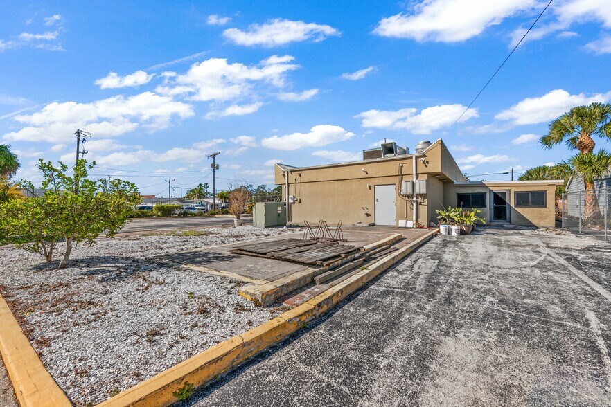 More Photos Of 4413 S Tamiami Trl, Sarasota Restaurant For Sale