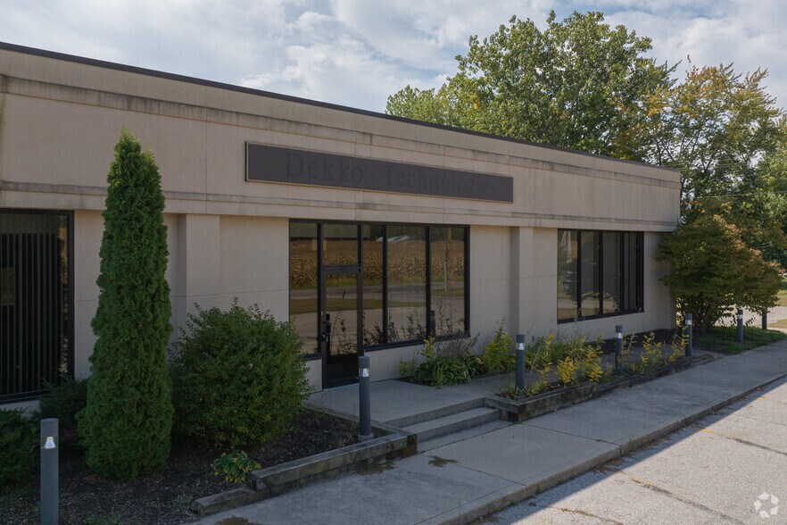 More Photos Of 8645 E Backwater Rd, North Webster Showroom For Sale