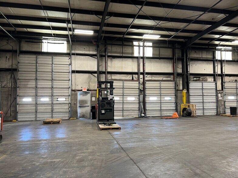 More Photos Of 1136 Dunlop Ln, Clarksville Warehouse For Lease