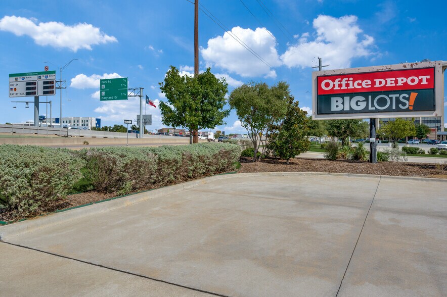 More Photos Of 930-1000 W Airport Fwy, Irving Health Club For Lease