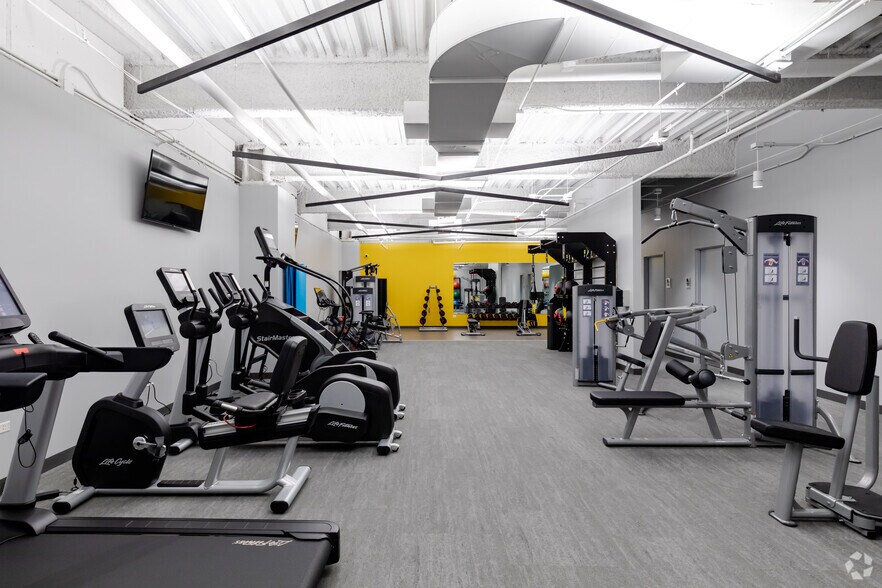 More Photos Of 2001 York Rd, Oak Brook Office For Lease