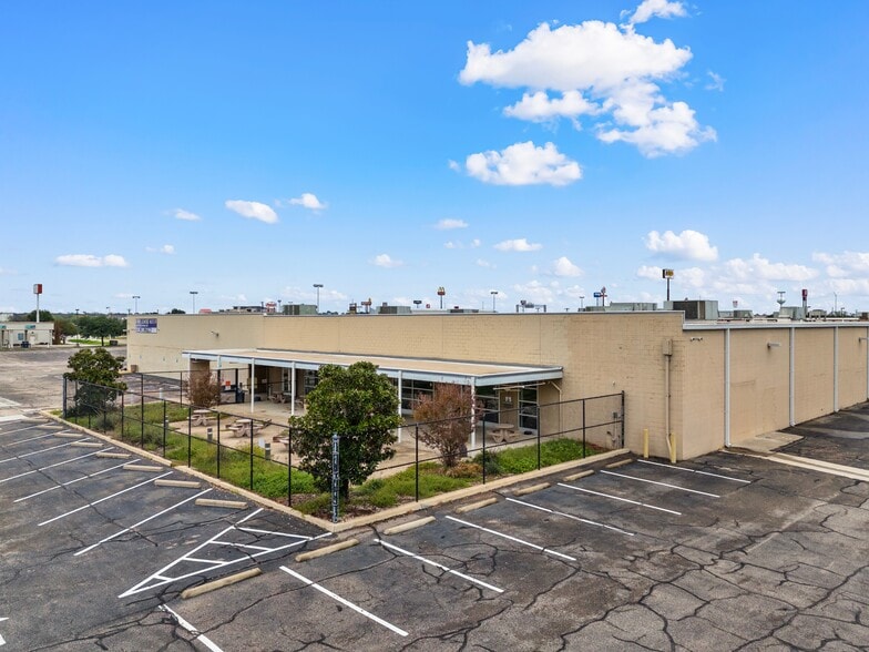 More Photos Of 1205 N Loop 340, Waco Light Manufacturing For Sale
