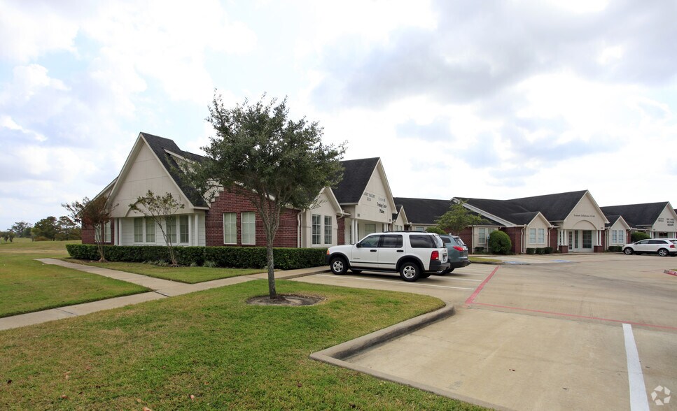 More Photos Of 7002 Riverbrook Dr, Sugar Land Office Residential For Lease
