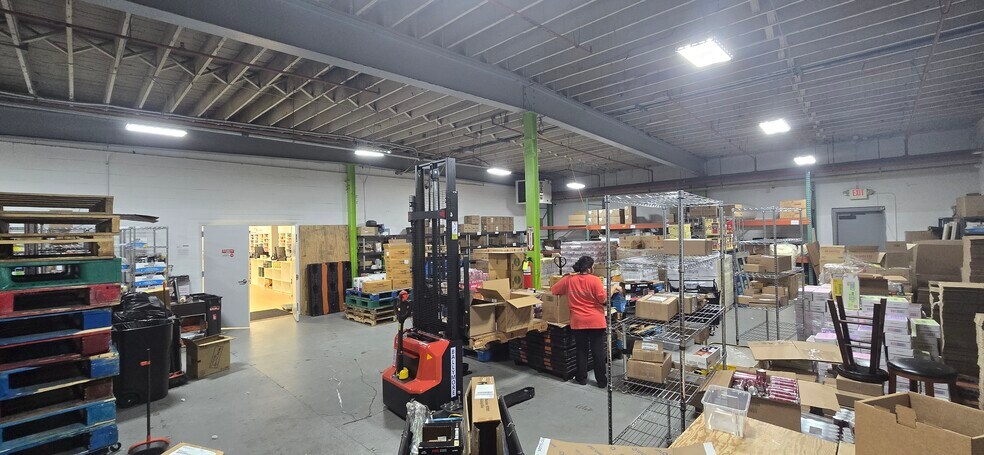 More Photos Of 495 Mola Blvd, Elmwood Park Warehouse For Lease