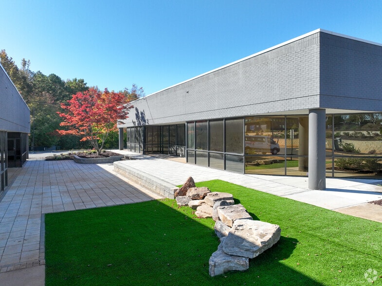 More Photos Of 7500 E Independence Blvd, Charlotte Unknown For Lease