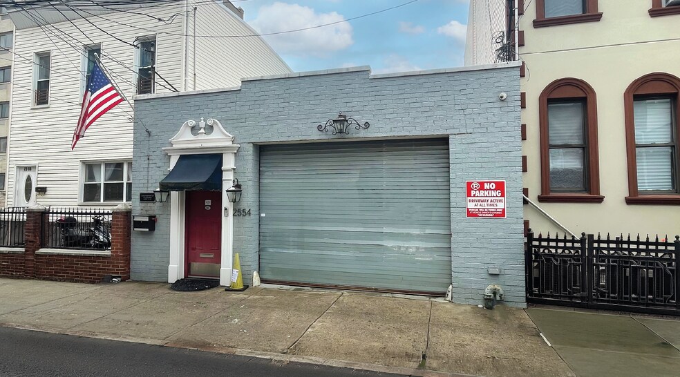 Primary Photo Of 2554 22nd St, Astoria Industrial For Lease