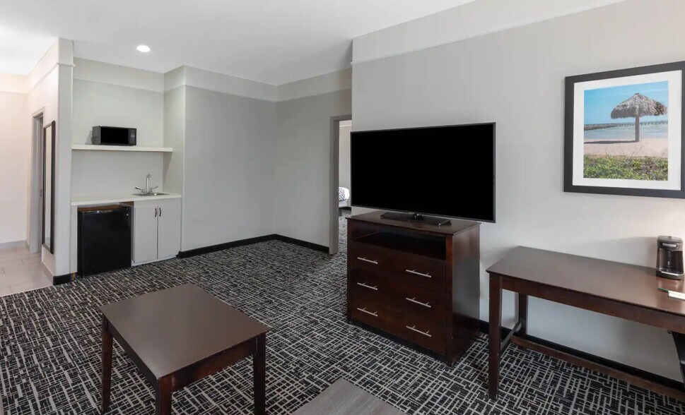 More Photos Of 910 State Highway 35 N, Port Lavaca Hotel For Sale