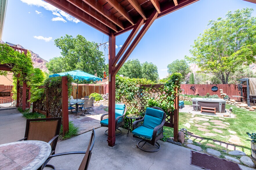 More Photos Of 29 Canyon View Dr, Springdale Hospitality For Sale