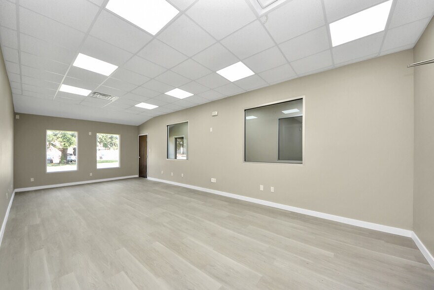 More Photos Of 1563 Live Oak St, Webster Office For Sale