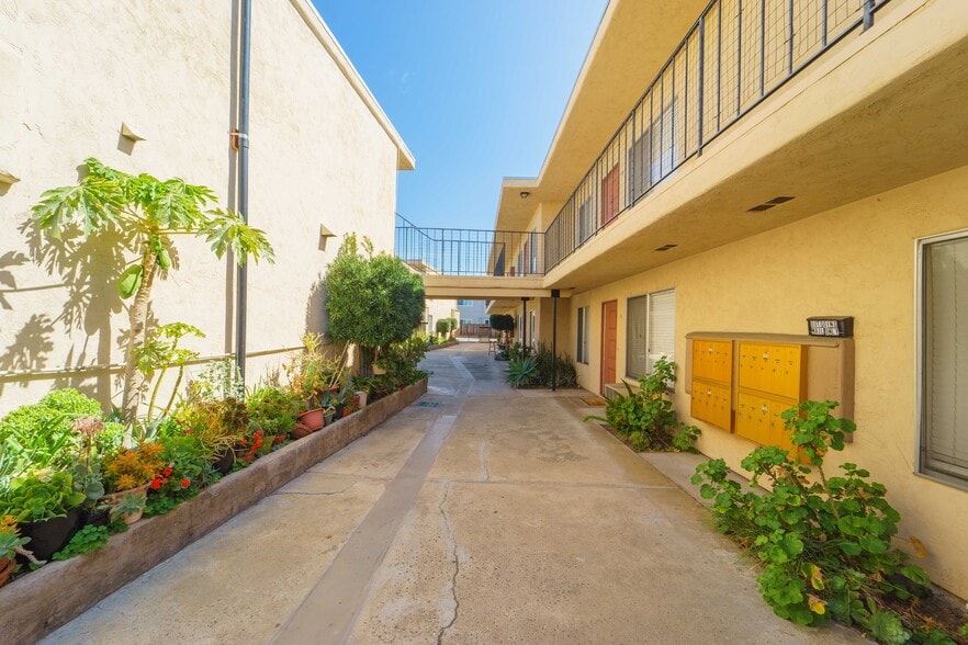 More Photos Of 12430 Oak Knoll Rd, Poway Apartments For Sale
