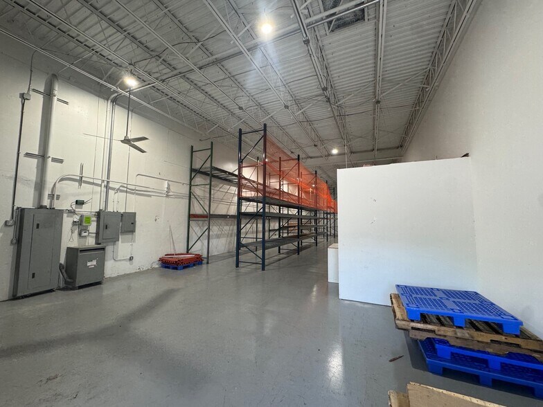 More Photos Of 6420 Benjamin Rd, Tampa Warehouse For Lease