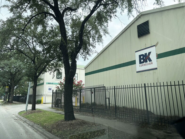 More Photos Of 4411 Navigation Blvd, Houston Warehouse For Sale