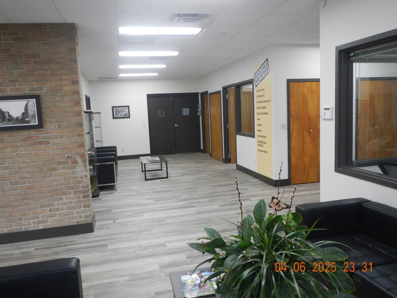 More Photos Of 2111 W Thompson Rd, Fenton Warehouse For Lease