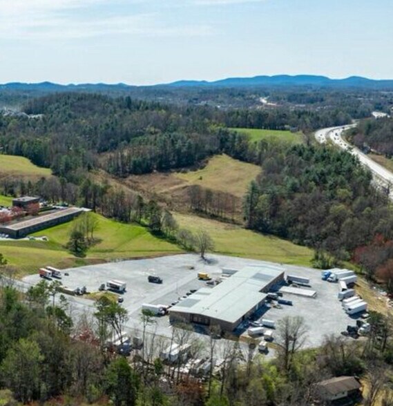 More Photos Of 219 Commercial Hill Dr, Hendersonville Warehouse For Lease