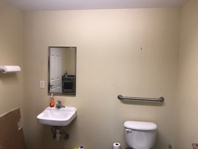 More Photos Of 48 Commerce Ln, Freeport Warehouse For Lease