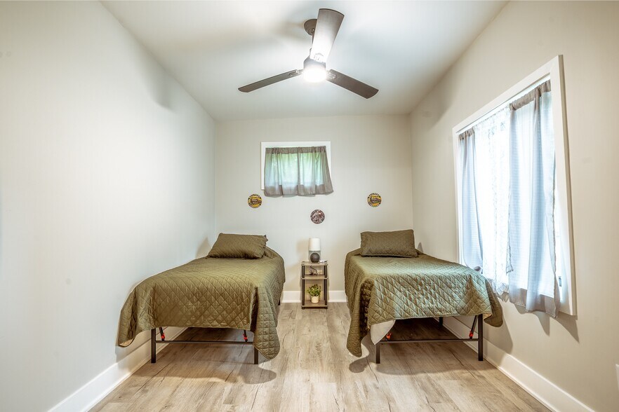 More Photos Of 20805 Seminary St, Hollow Rock Flex For Lease