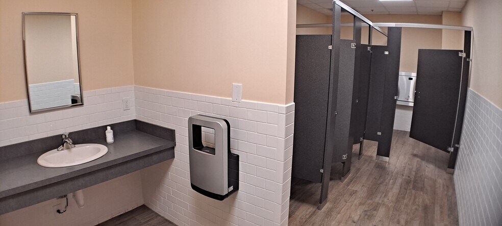 More Photos Of 5000 Park St N, Saint Petersburg Flex For Lease