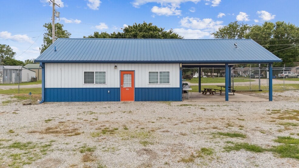 More Photos Of 100 Main St, Bernice Self Storage For Sale