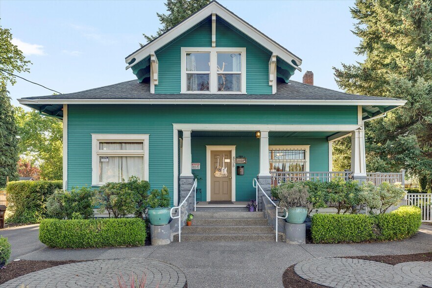 Primary Photo Of 835 N Main Ave, Gresham Restaurant For Sale