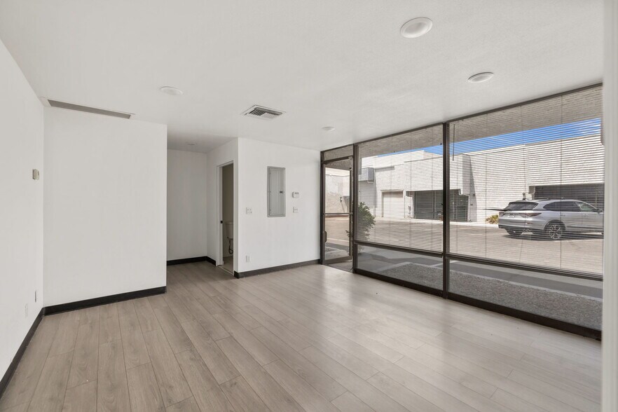 More Photos Of 800 S Vella Rd, Palm Springs Warehouse For Lease