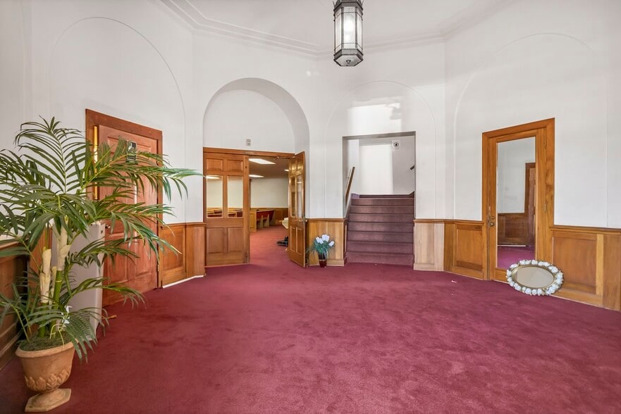 More Photos Of 102 W Bow St, Tyler Religious Facility For Sale