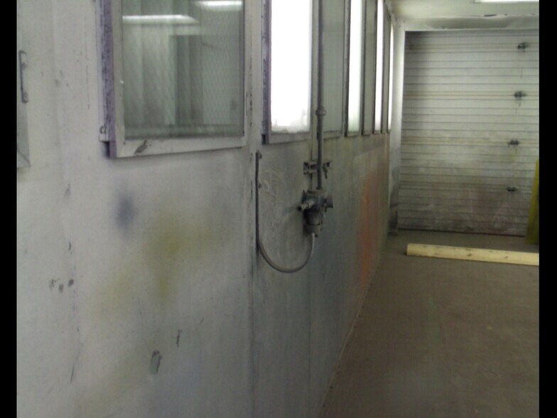 More Photos Of 411 Holmes St, Frankfort Light Distribution For Sale