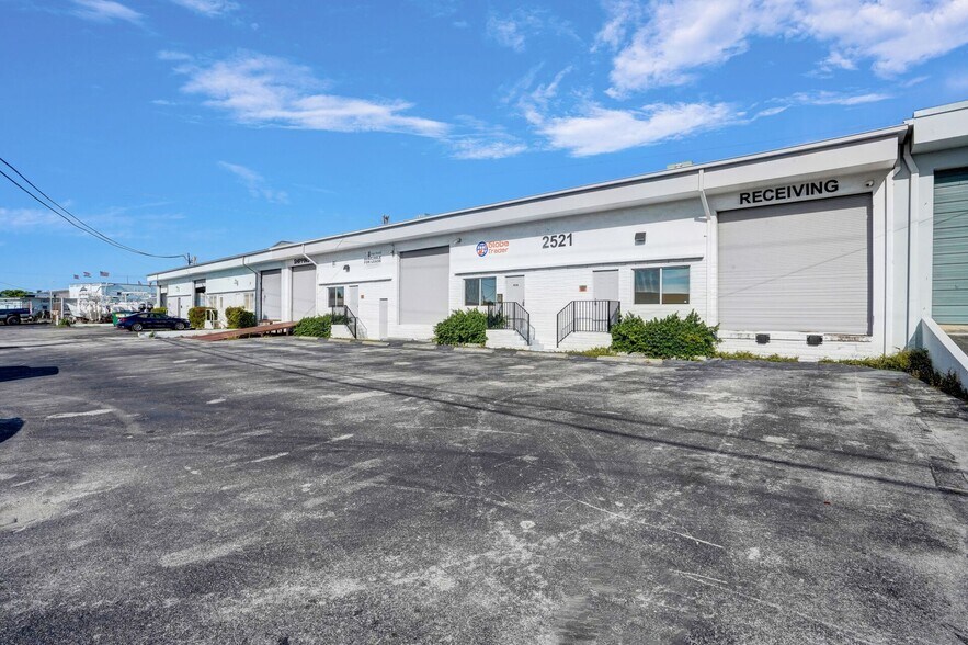 Primary Photo Of 2521 NE 4th Ave, Pompano Beach Flex For Lease