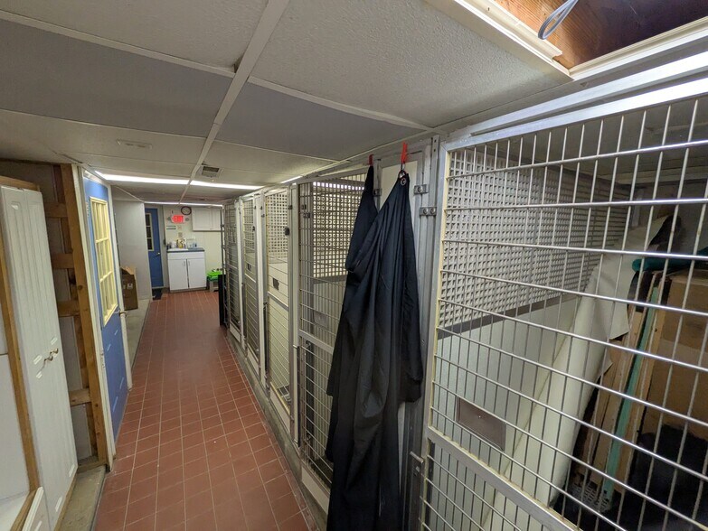 More Photos Of 2527 W Dublin Granville Rd, Columbus Veterinarian Kennel For Sale