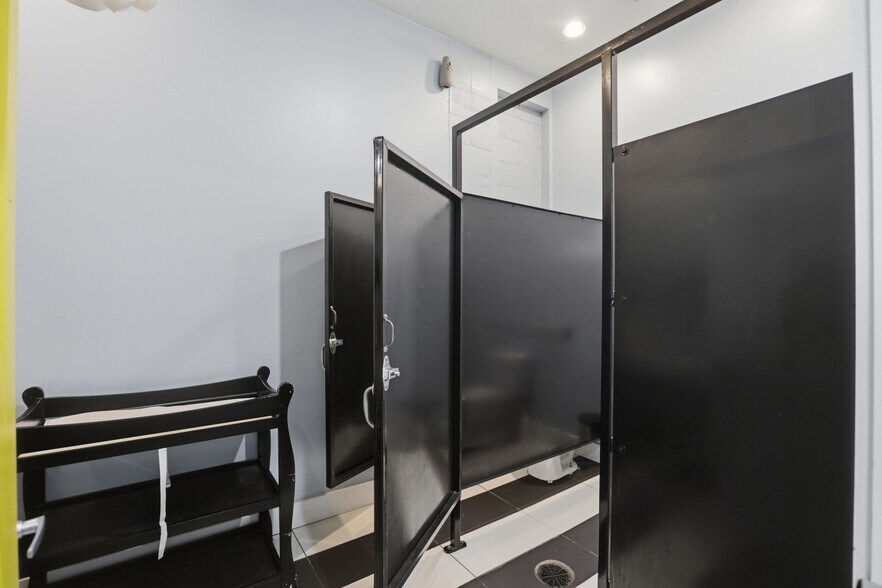 More Photos Of 122 E Randolph Ave, Enid Storefront Retail Residential For Sale