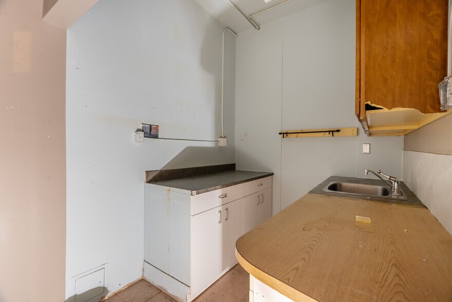 More Photos Of 9612 Franklin Av, Fort McMurray Freestanding For Lease