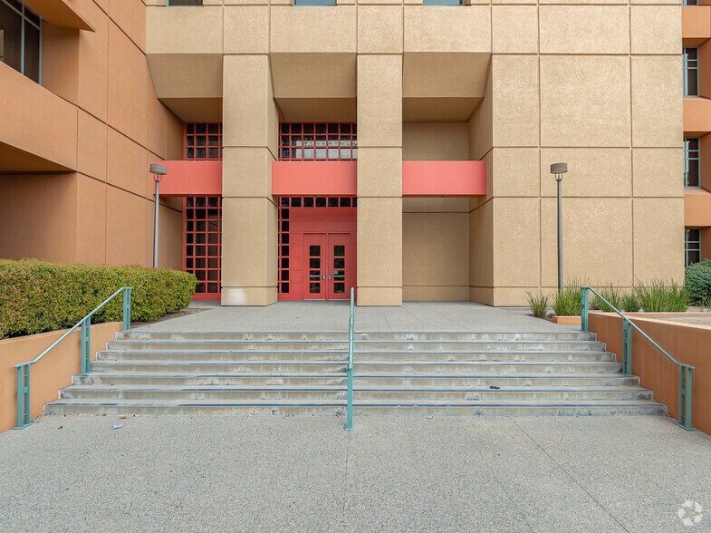 More Photos Of 900 Old River Rd, Bakersfield Office For Sale