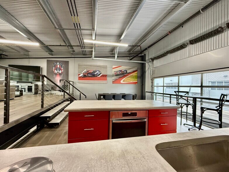 More Photos Of 161 W Speed Way, Pontiac Parking Garage For Sale