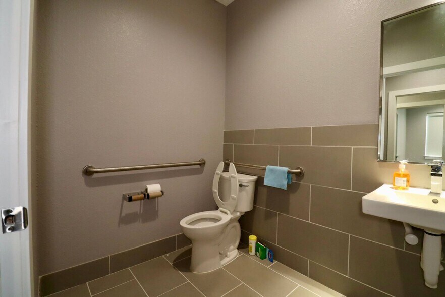 More Photos Of 800 Bonaventure Way, Sugar Land Office For Sale