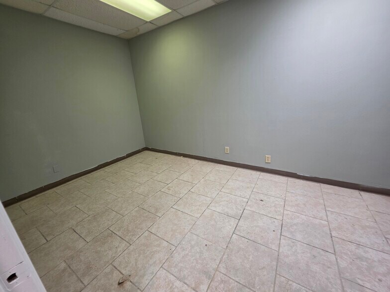 More Photos Of 110 N Range Line Rd, Joplin General Retail For Lease