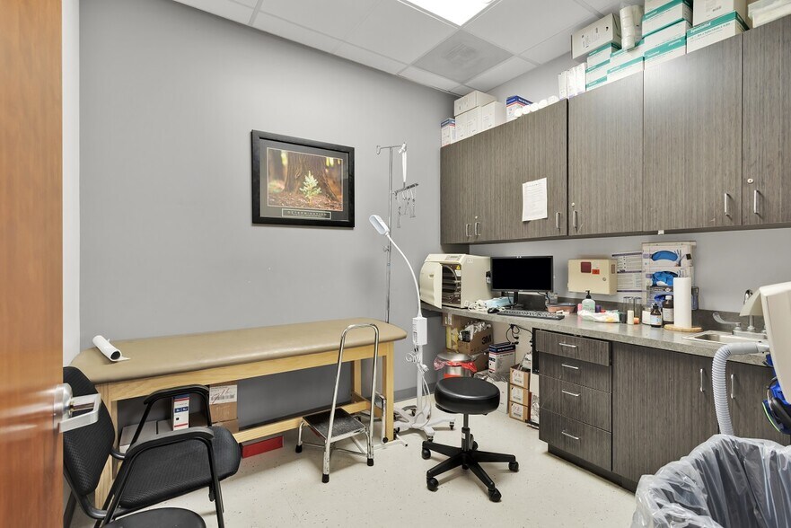 More Photos Of 15095 Amargosa Rd, Victorville Medical For Lease