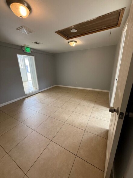 More Photos Of 401-415 Edgebrook Dr, Houston Unknown For Lease
