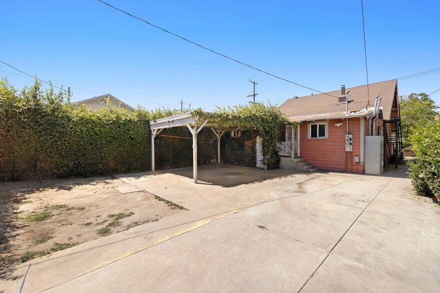 More Photos Of 986 E 51st St, Los Angeles Apartments For Sale