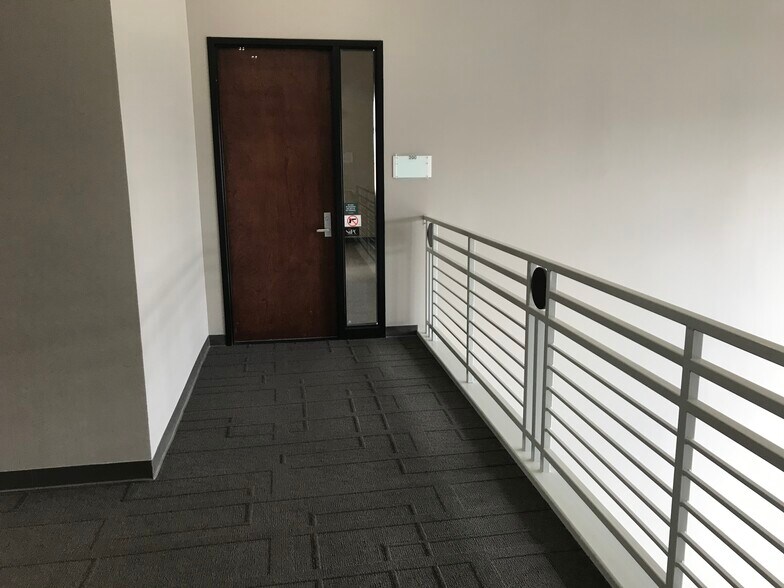 More Photos Of 9 Crystal Lake Rd, Lake In The Hills Office For Lease